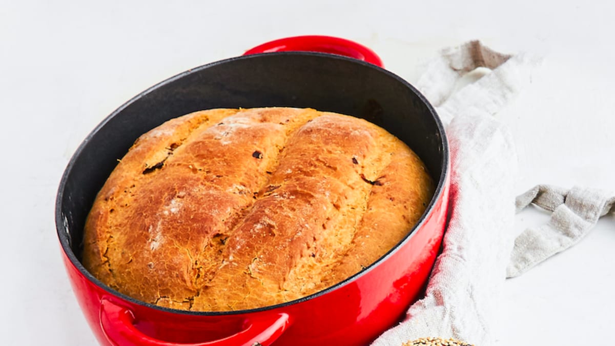 Lauku tipa maize ar kaltētiem tomātiem