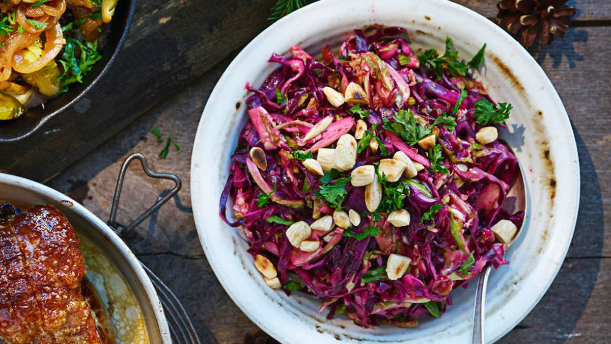 Šiltos kopūstų salotos su spanguolių padažu ir pakepintais migdolais