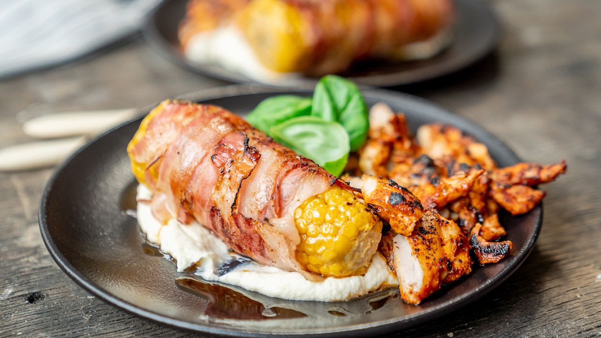 Grilēta kukurūza ar bekonu un vistu