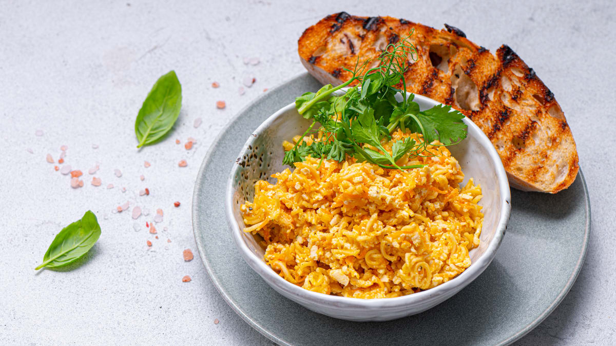 Vegānie nūdeļu "siera" salāti