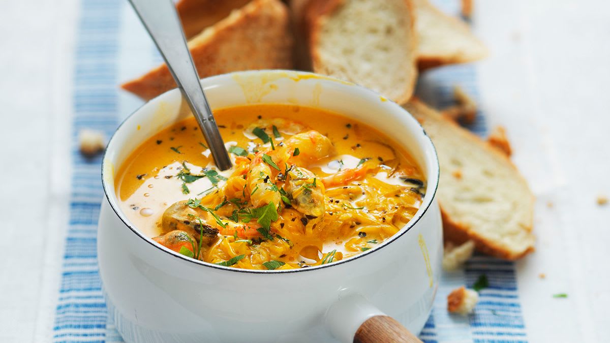 Koši zeltains zivju sautējums