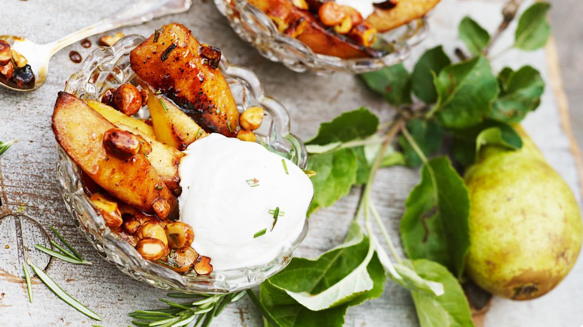 Sviestā ceptas bumbieru daiviņas ar medu, lazdu riekstiem un rozmarīnu