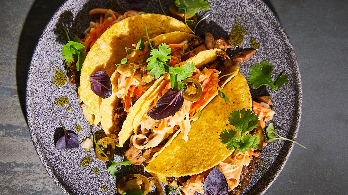 Belugas lēcu tako ar kāpostu salātiem 