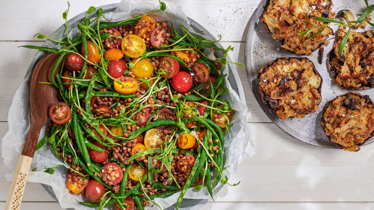 Sibula- ja estragonitäidisega portobello läätse- ja tomatisalatiga