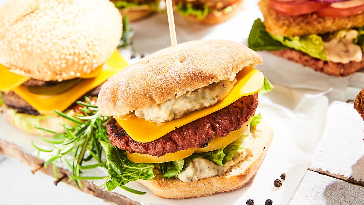 Portobello sēņu burgers ar aprikožu BBQ mērci