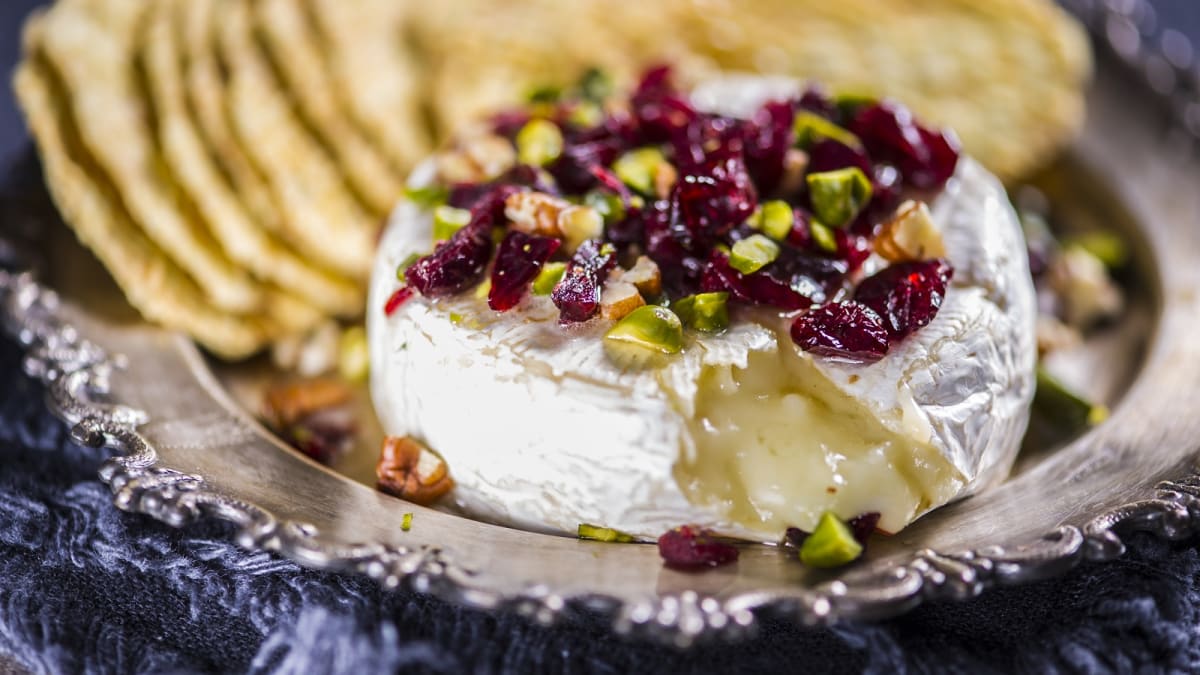 Küpsetatud Brie juust pähklite ja kuivatatud jõhvikatega