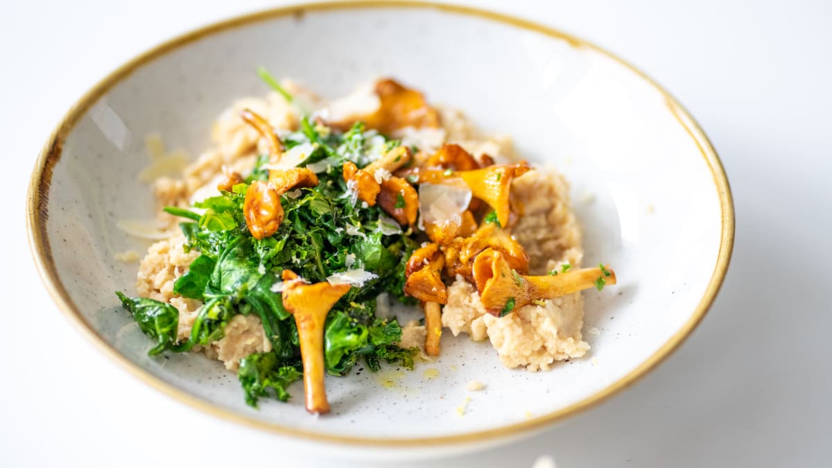 Sviesta pupiņas ar zaļumiem un sēnēm