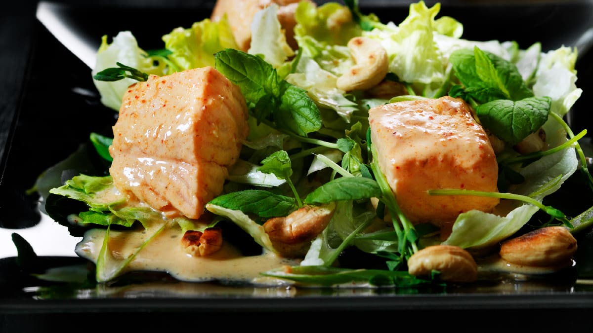 Keedetud lõhe kookospähkli, punase karri ja India pähklitega