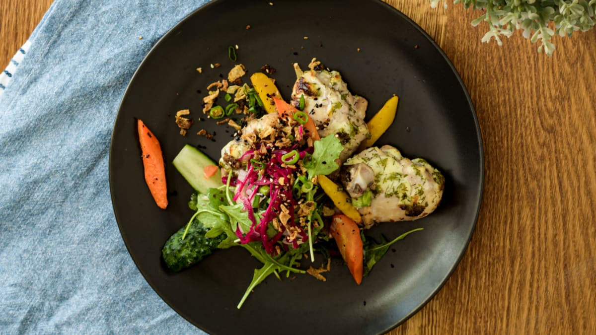 Kana poolkoivad sulajuustu-jogurti marinaadis 