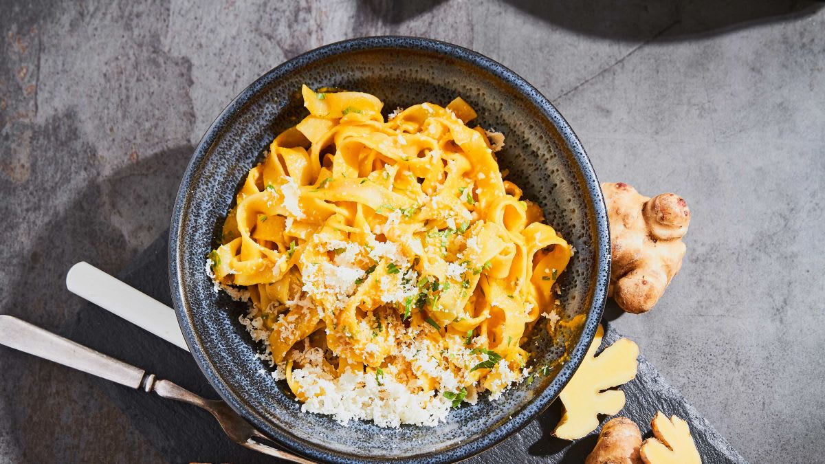 Pasta ar pastinaka un kurkumas mērci