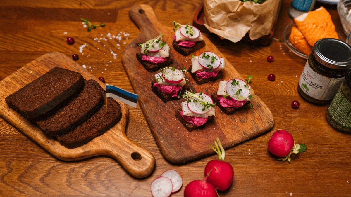 Peedihummus heeringaga mustal leival