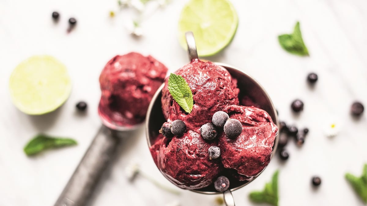 Mustasõstrasorbett laimi ja mündiga