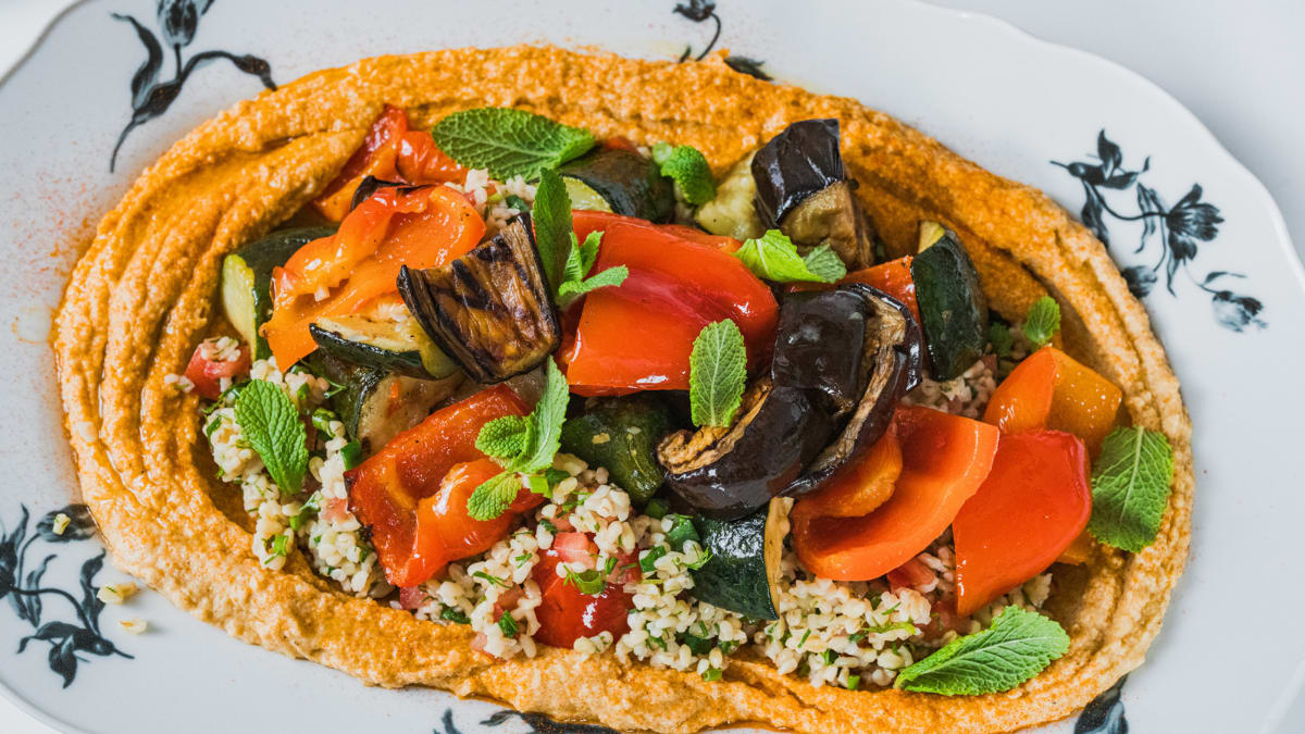 Salāti ar grilētu sieru un dārzeņiem