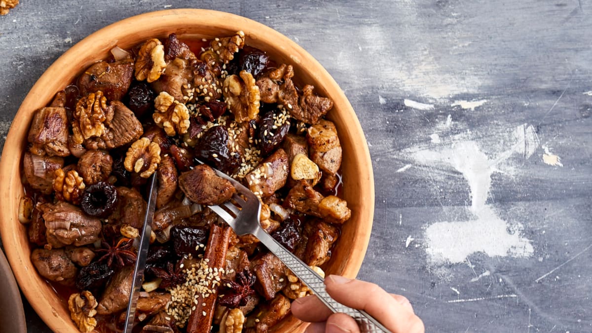 Avienos troškinys su graikiniais riešutais ir džiovintomis slyvomis