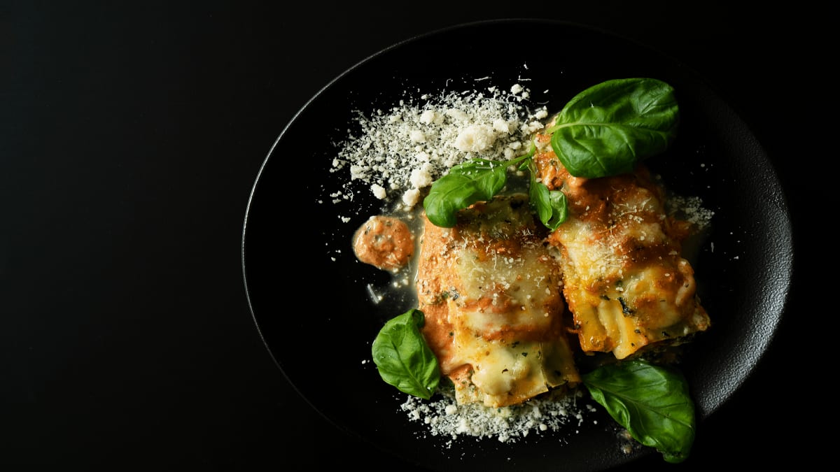 Ar spinātiem un sieru pildīti Cannelloni makaroni