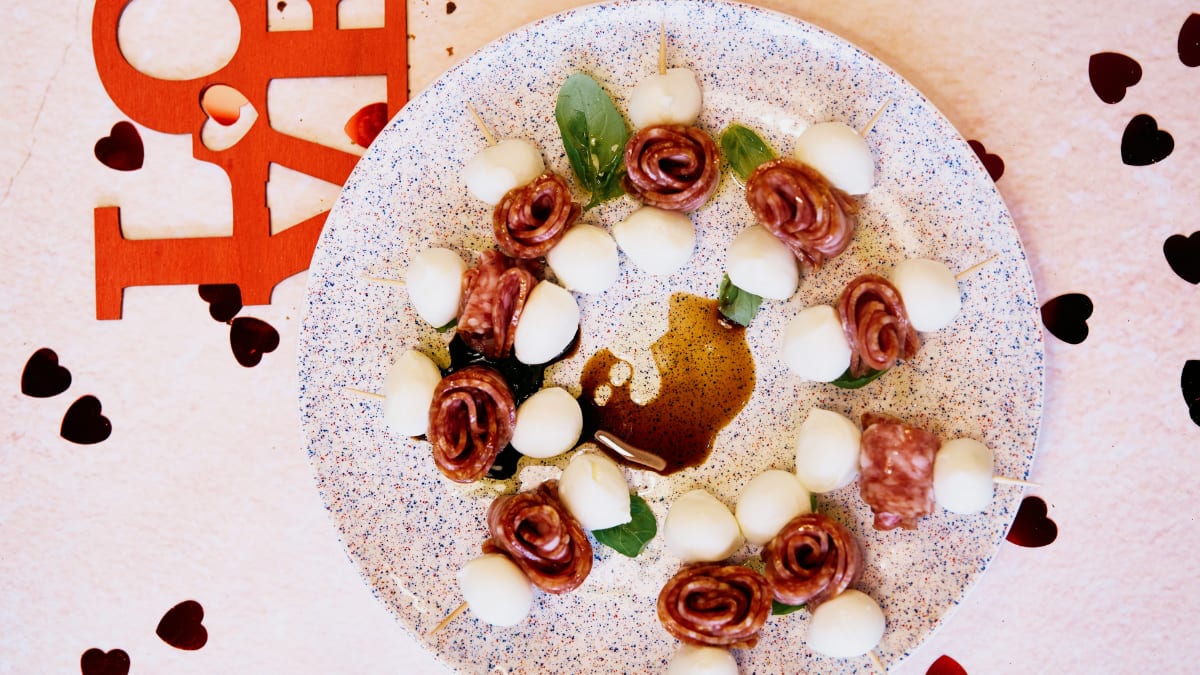 Salami rozītes ar mocarellu