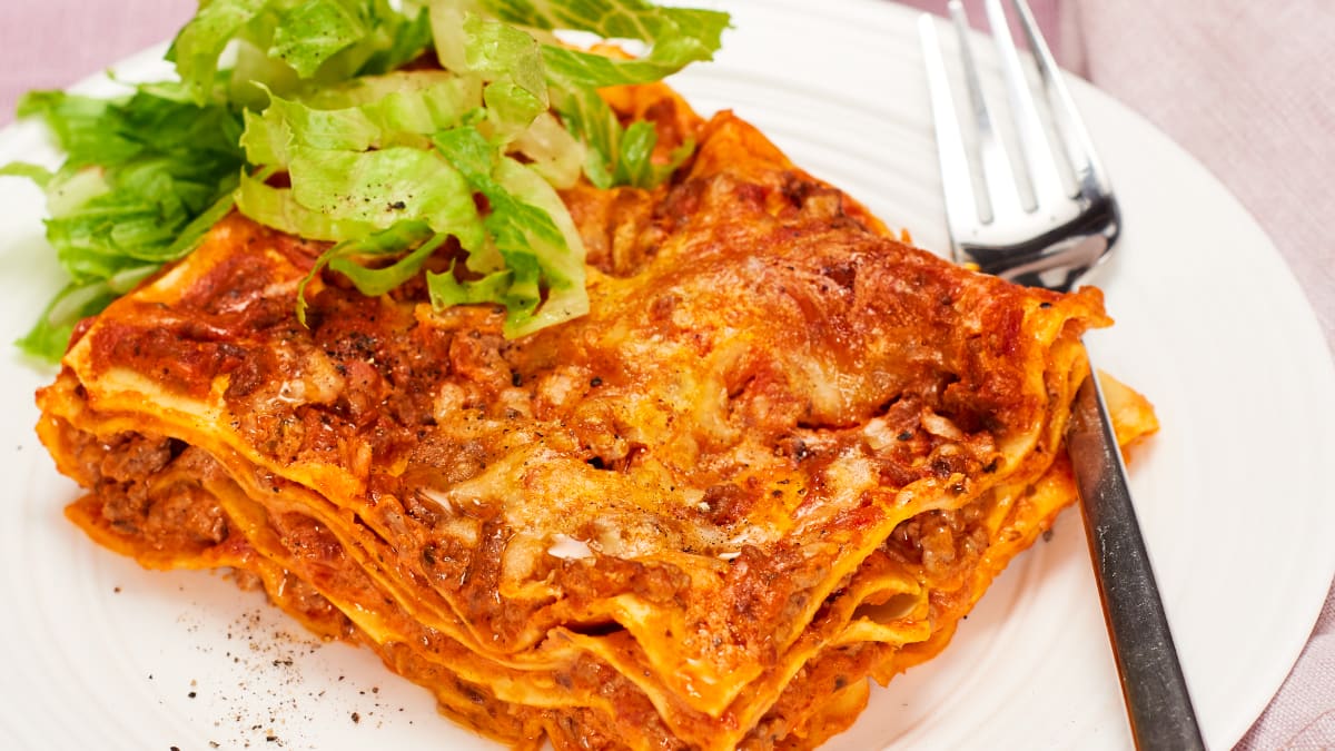 Lasanje cosmopolitani salatiga