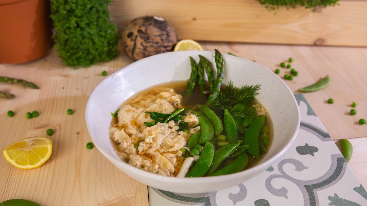 Piecu minūšu dārzeņu zupa ar olu