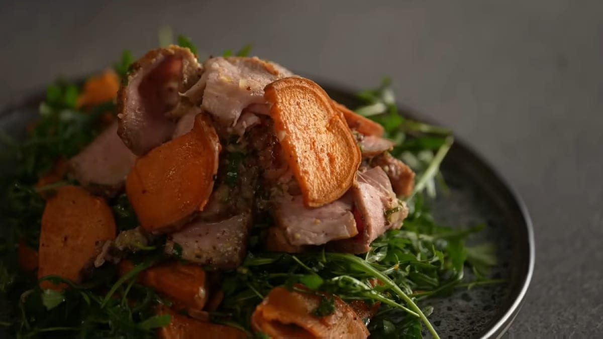 Kepta kiaulienos sprandinė su garstyčių padažu ir saldžių bulvių garnyru