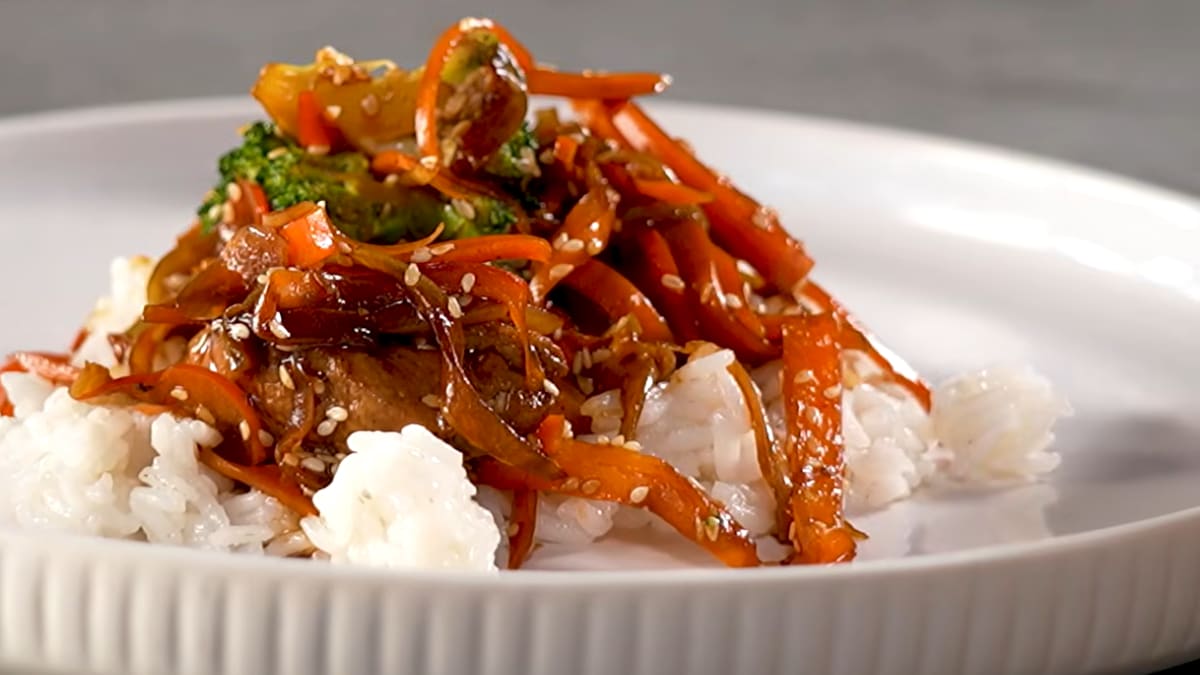 Anties krūtinėlės „stir-fry“ su daržovėmis ir ryžiais