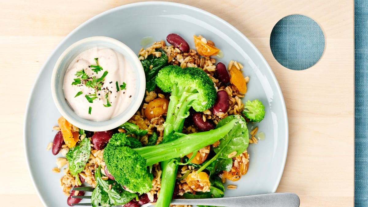 Brokoliai su kviečių grūdų salotomis ir jogurtu