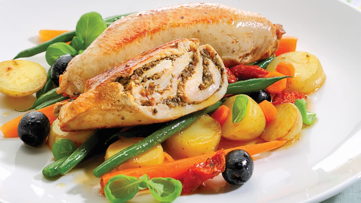 Vištos krūtinėlės suktinukai su kaparėliais, alyvuogėmis ir džiovintais pomidorais