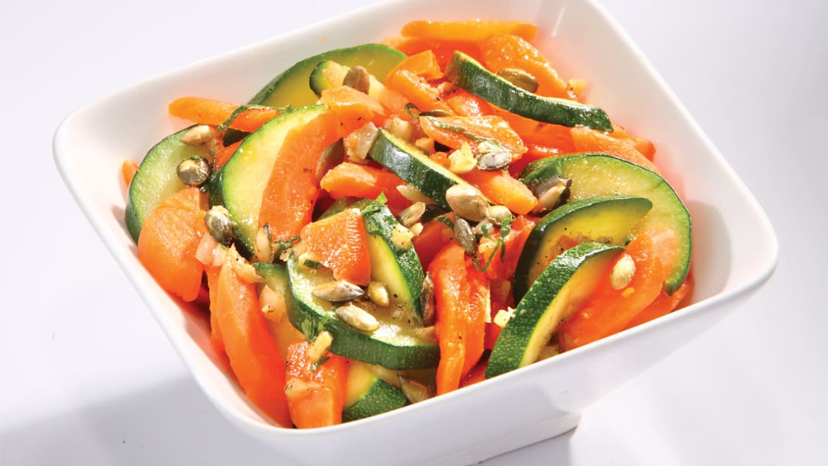 Traškios morkų ir cukinijų salotos su moliūgų sėklomis