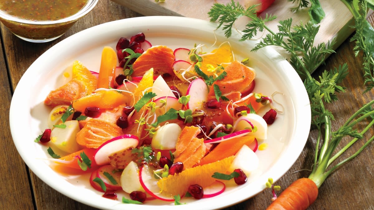 Ridikėlių salotos su lašiša ir granatais