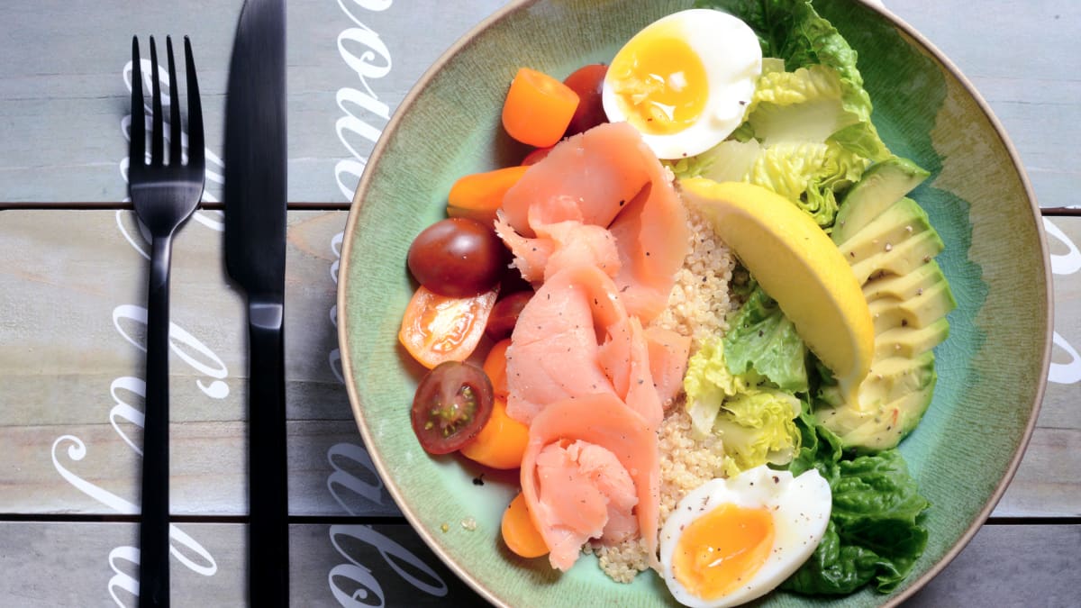 Kinoa külmsuitsulõhe ja pehme keedetud munaga