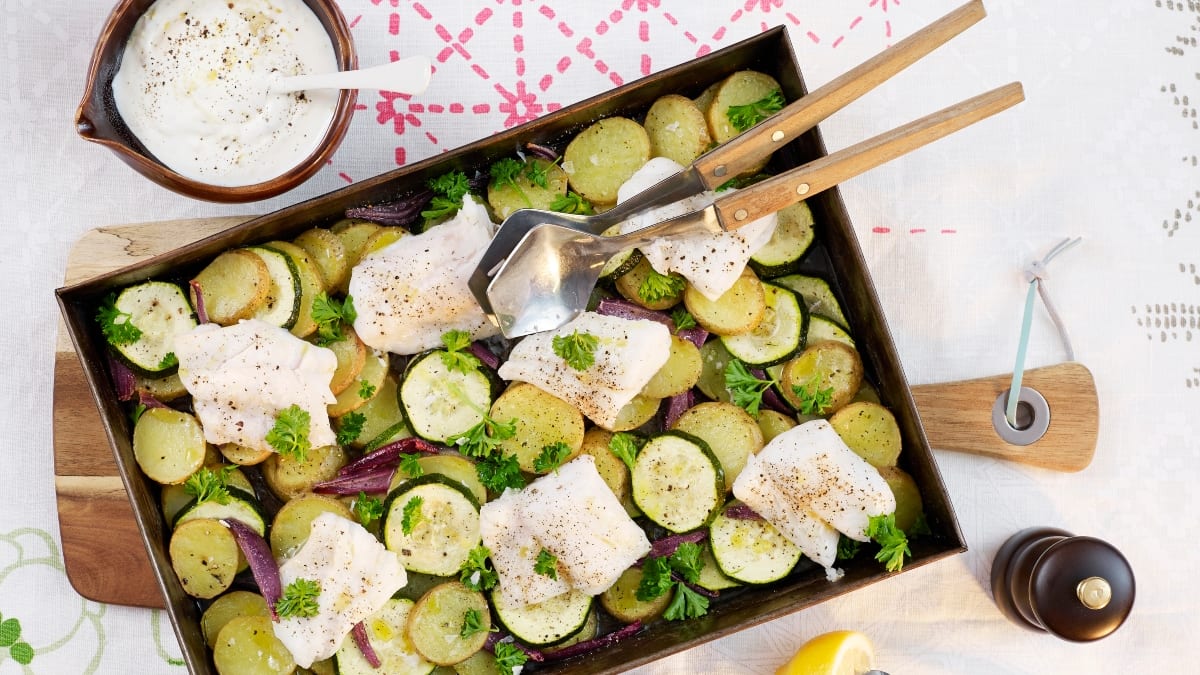 Orkaitėje kepta žuvis su česnakų ir citrinų padažu