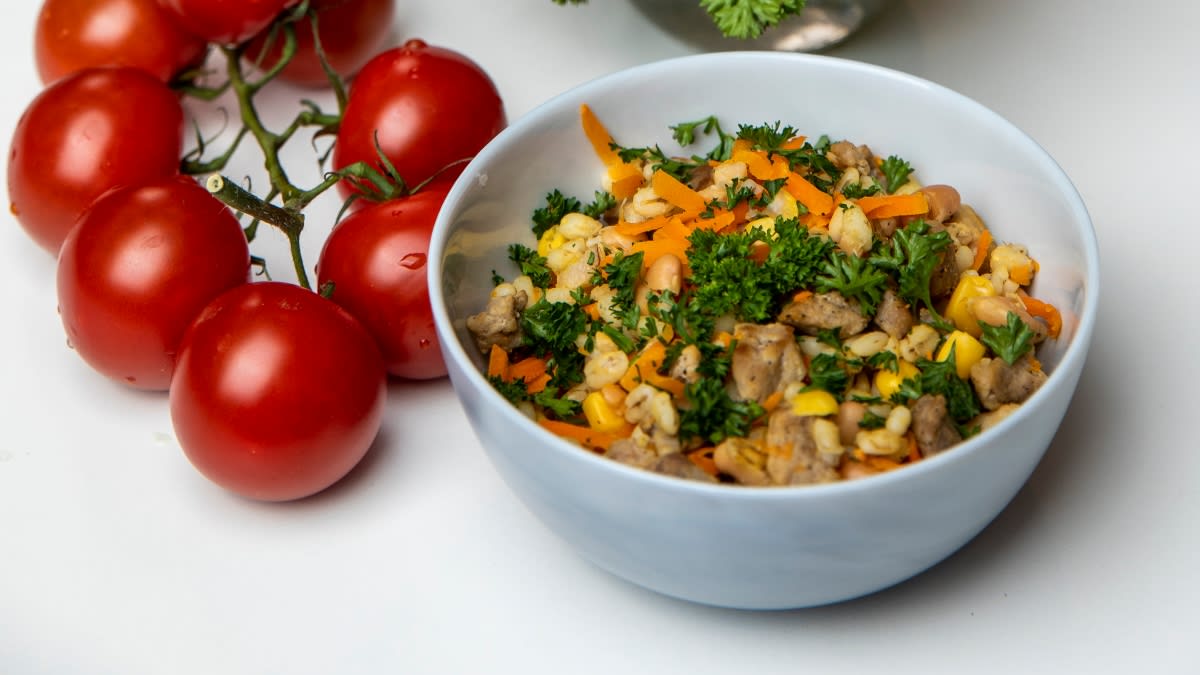 Perlinių kruopų troškinys su daržovėmis ir kiauliena