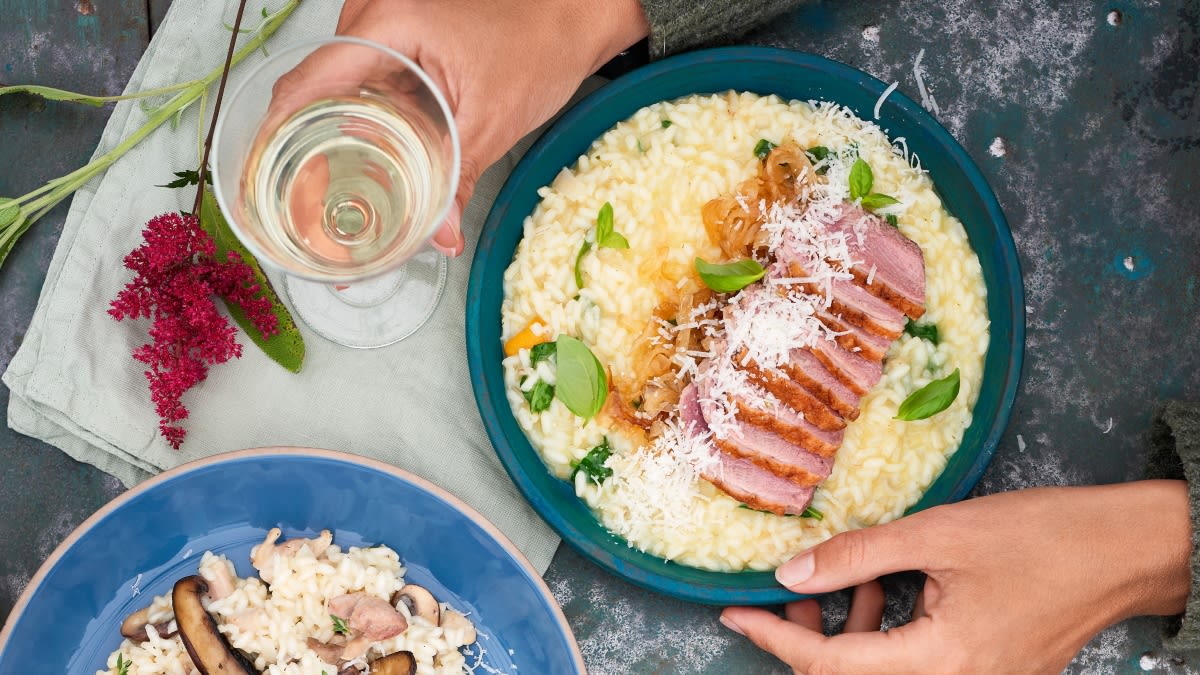 Apelsininis rizotas su antienos krūtinėle ir karamelizuotais svogūnais