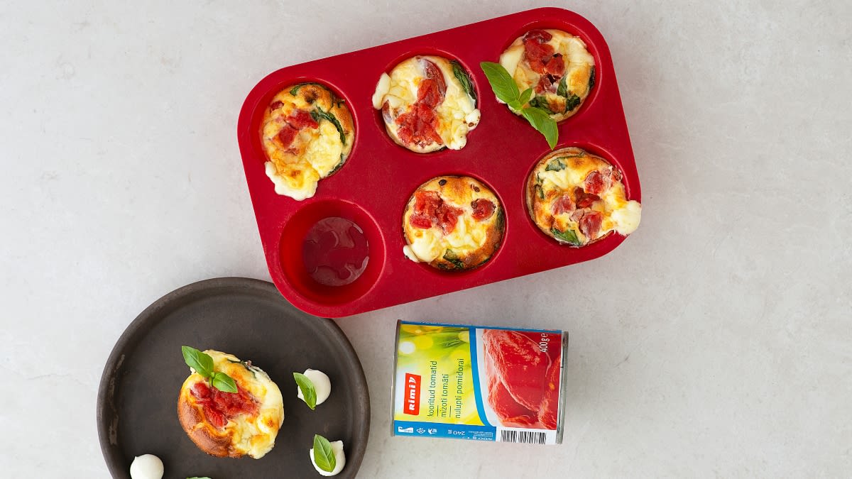 Omleto keksiukai su pomidorais, špinatais, mocarela