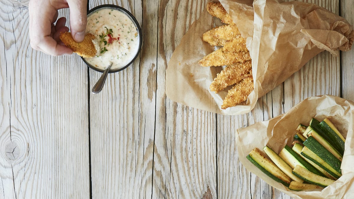 Kanaampsud mädarõikakastme ja küpsetatud suvikõrvitsaga