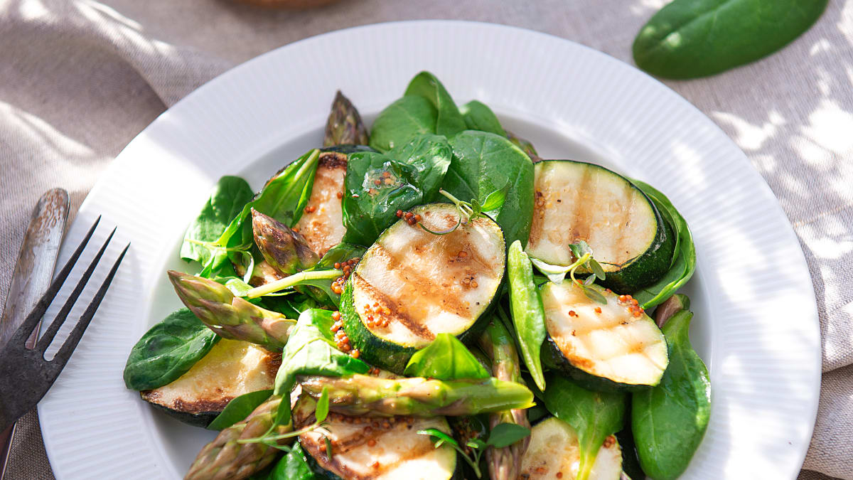 Špinatų salotos su grilyje keptomis cukinijomis ir žaliaisiais smidrais