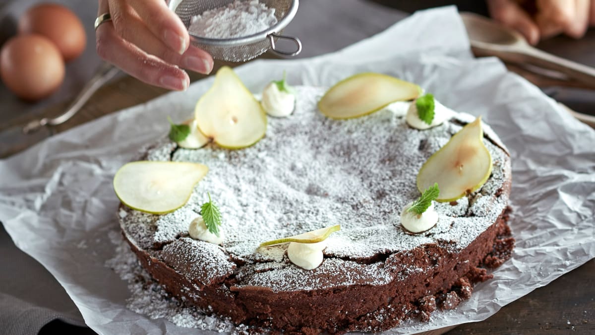 Šokoladinis kriaušių ir lazdynų riešutų pyragas