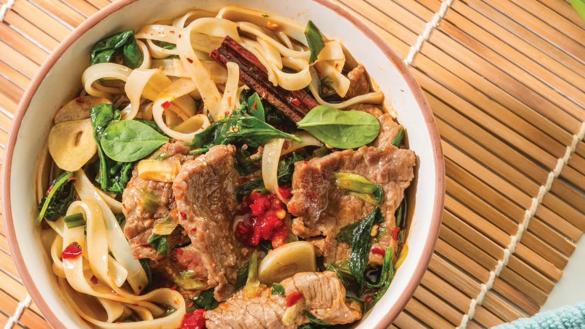 Kiniški makaronai su jautiena cinamono ir aitriųjų paprikų  padaže