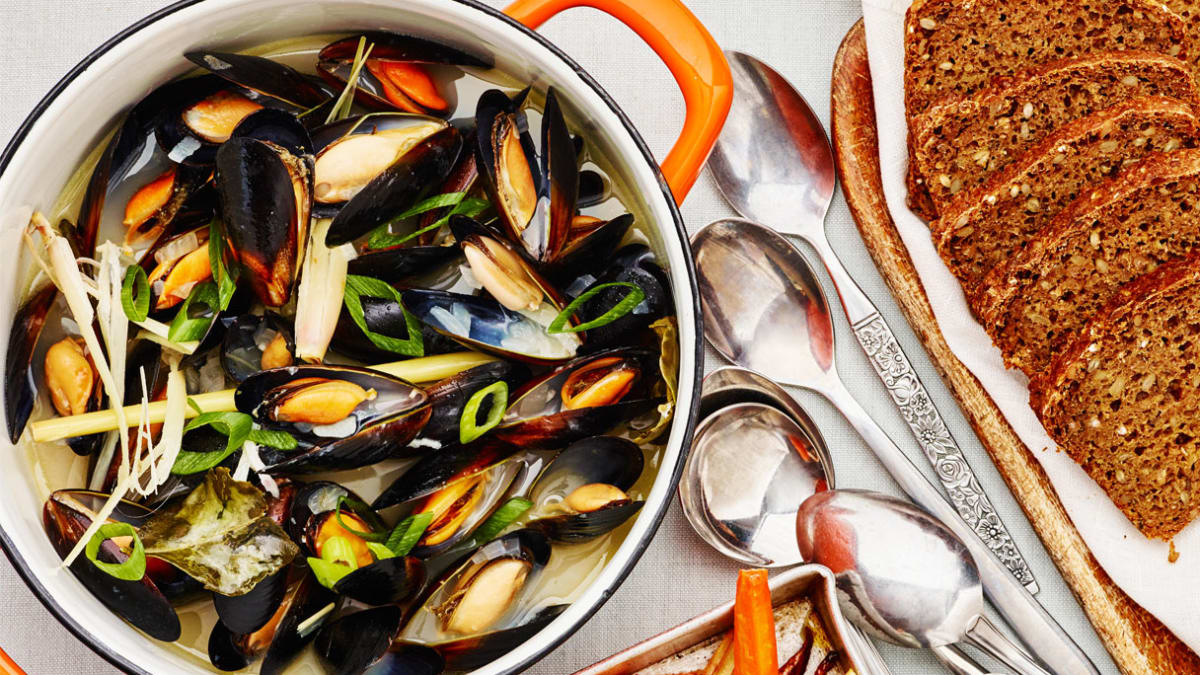 Midijų sriuba su citrinžole ir šakniavaisių lazdelėmis, skrudintomis su aitriąja paprika