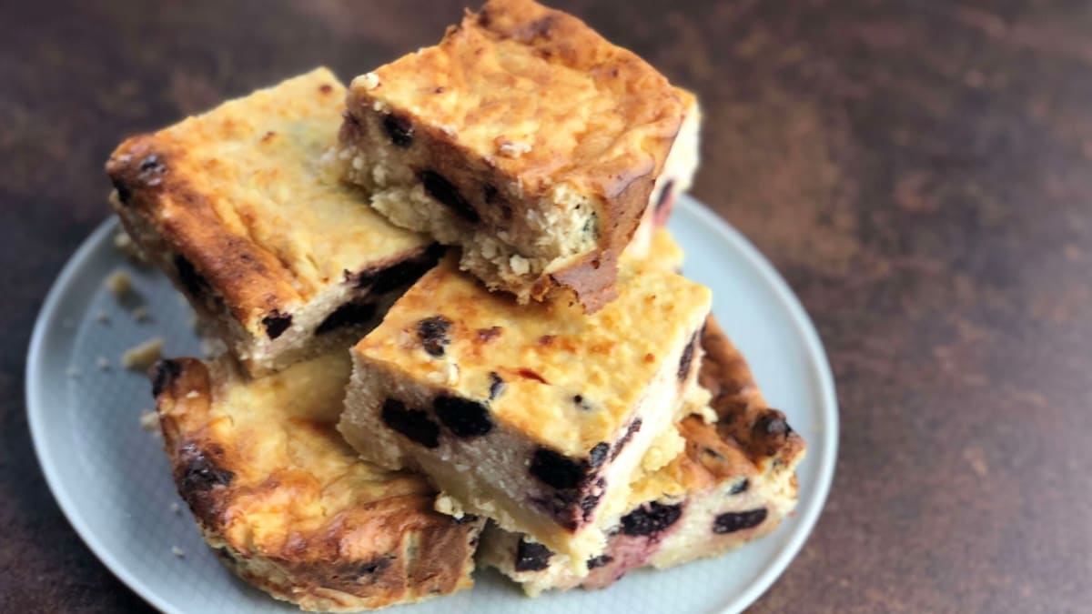 Varškės apkepas su džiovintomis vyšniomis