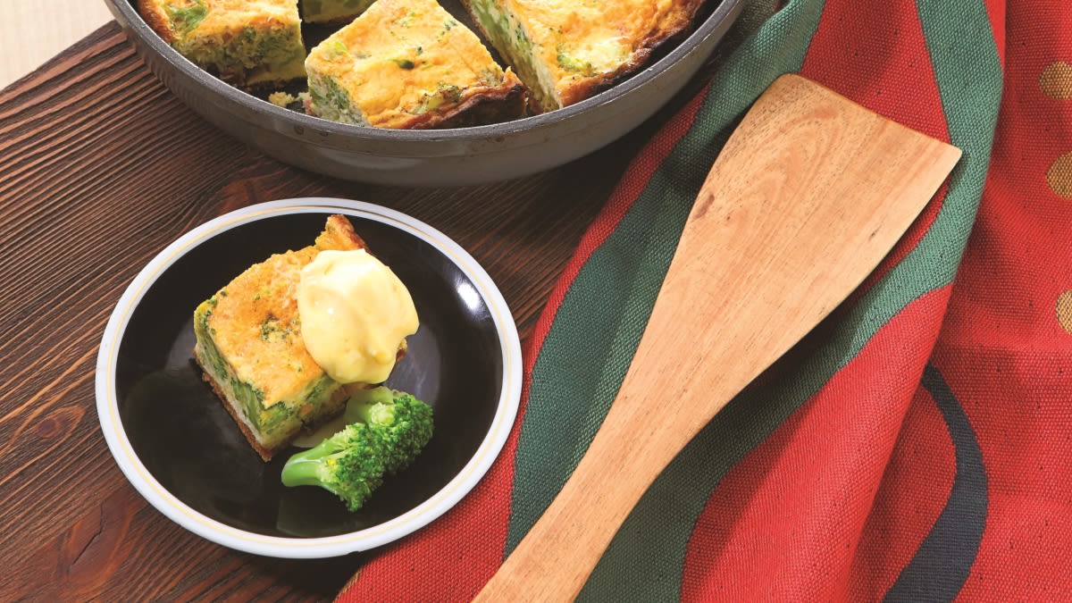 Ispaniška tortilija su brokoliais, čioriso dešra ir svogūnais