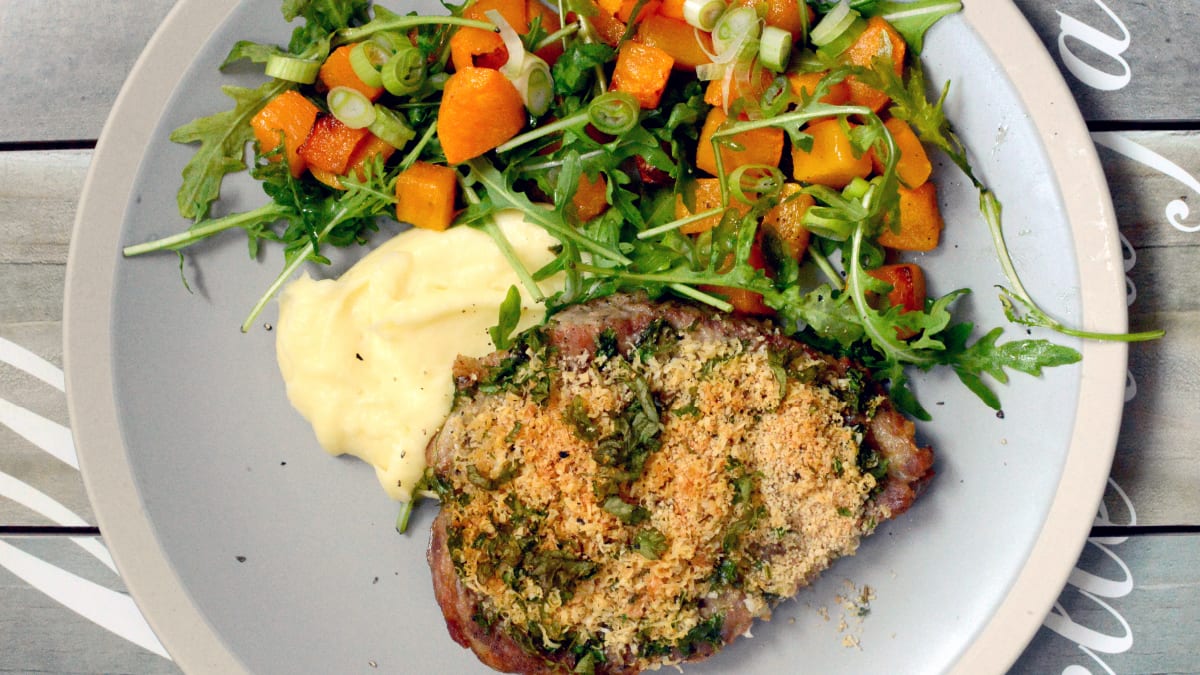 Krõbeda juustukattega sealiha pastinaagipüree ja sooja kõrvitsasalatiga