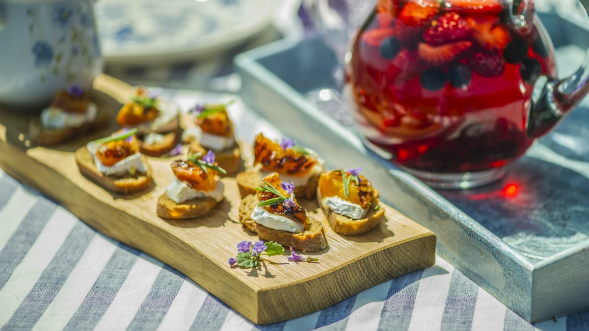 Krõbesaiad grillitud aprikoosi, kitsejuustu ja meega