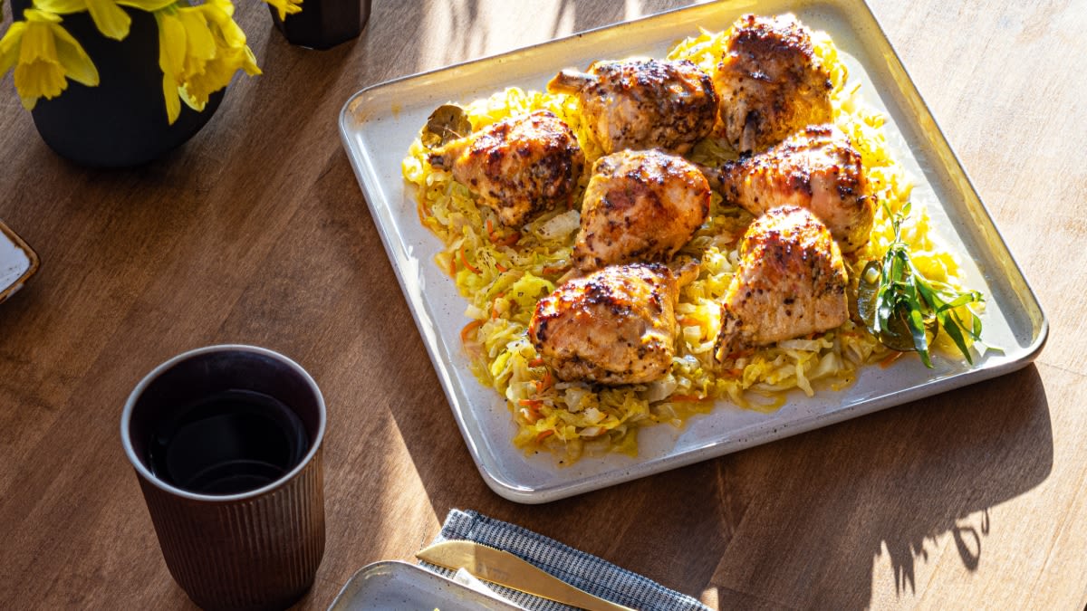 Viščiukų blauzdelės, marinuotos su garstyčiomis, keptos ant šviežių kopūstų