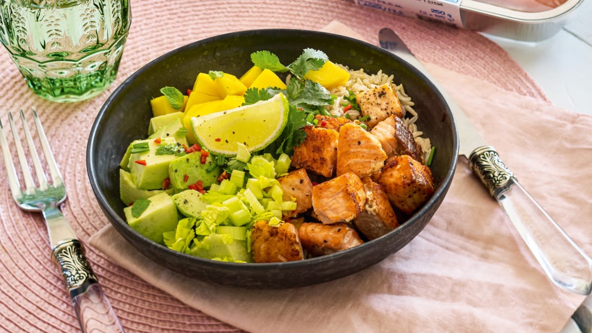 Aštrios lašišų salotos su mangais ir avokadais