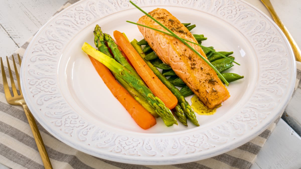 Lašišos su žolelių sviestu ir pavasarinėmis daržovėmis