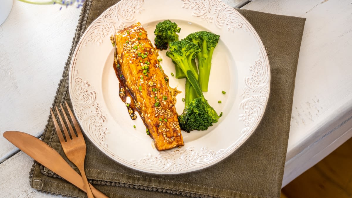 Lašišų filė medaus ir sojų glaiste su brokoliais