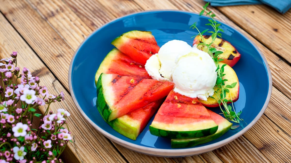 Kepti ant grotelių arbūzo ir persikų gabalėliai su vaniliniais ledais