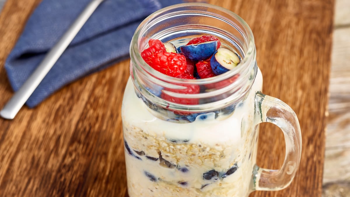 Pernakt brinkinta avižinė košė su šilauogėmis ir avietėmis