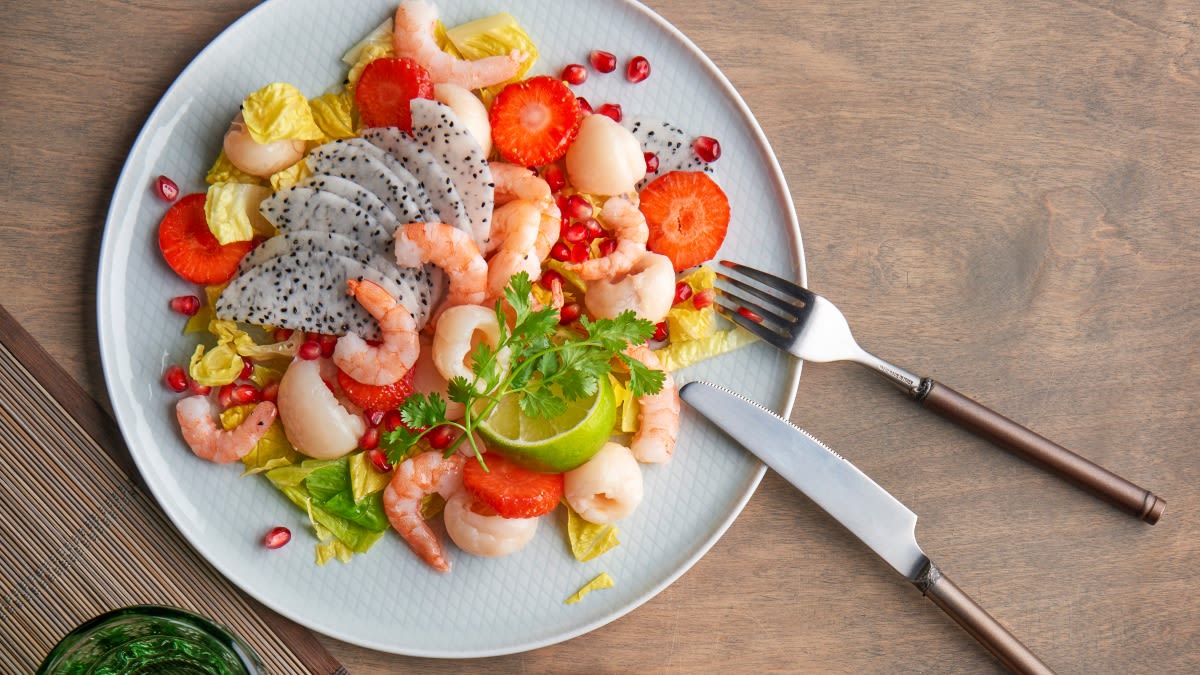 Egzotinių vaisių ir krevečių salotos