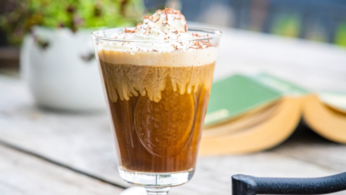 Kokosinė šalta kava su plakta grietinėle ir šokoladu